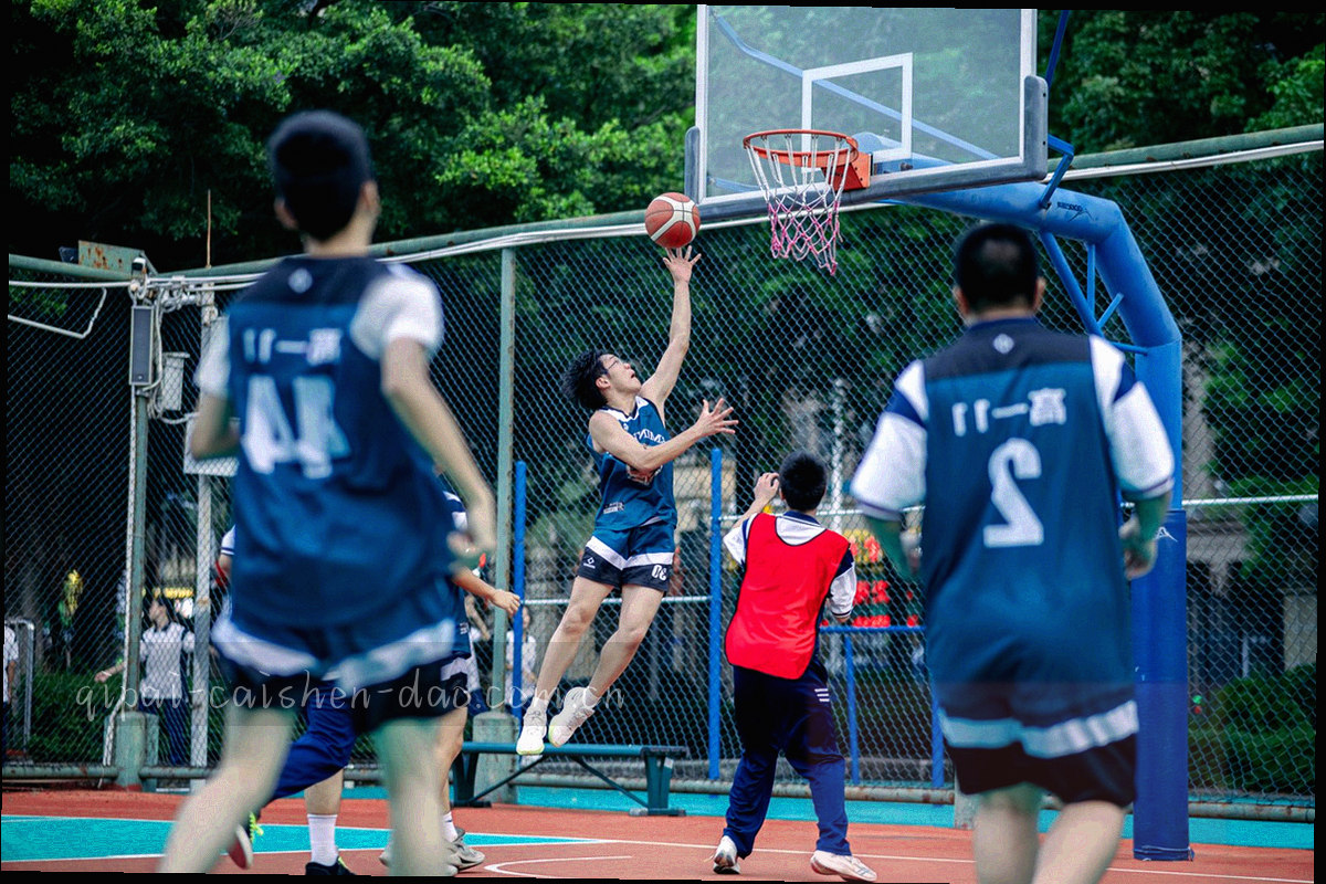 俯拍桌面，规则校样纸、彩色标记笔与一台绘图板整齐排列，边缘有金色反光
